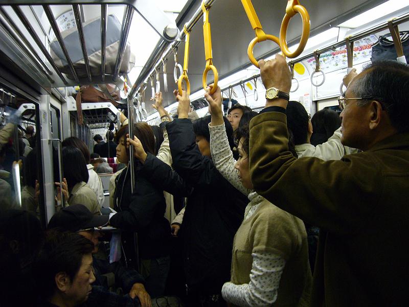 foto_20071112_1141_01.jpg - [de]Das ist nicht etwa die U-Bahn in Tokyo sondern der Ausflugszug nach Hakone.[en]This is not the subway in Tokyo but the sightseeing train to Hakone.
