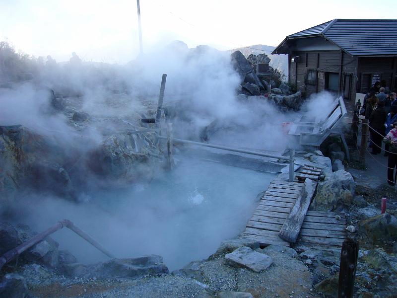 foto_20071112_1506_02.jpg - [de]Die heissen Quellen sind deutlich zu heiss zum Baden.[en]Those hot tubs are way too hot for taking a bath.