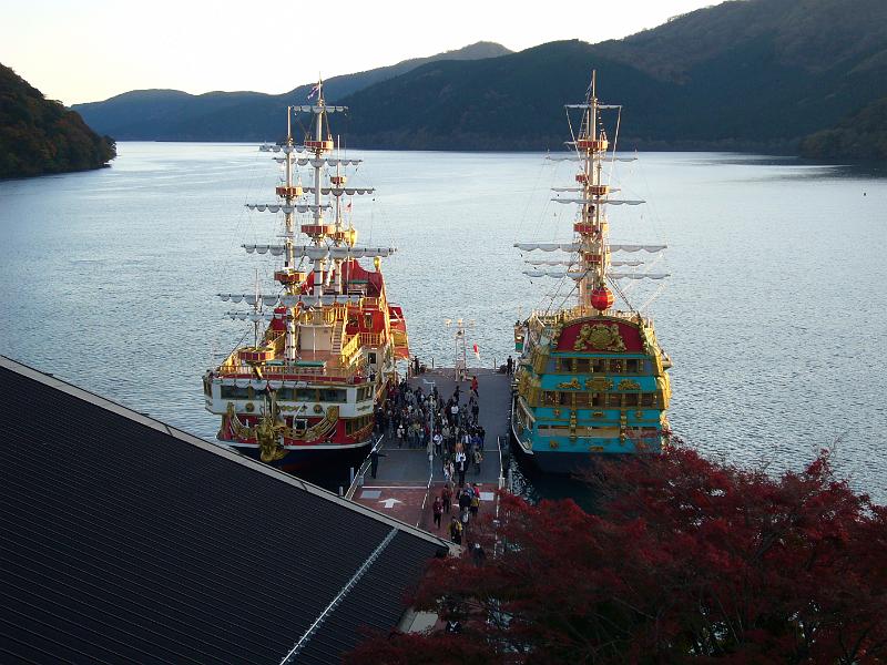 foto_20071112_1609_01.jpg - [de]Am Lake Ashi warten bereits die Ausflugsschiffe.[en]Cruise boats are waiting at Lake Ashi.