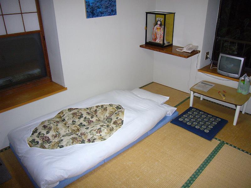 foto_20071112_1740_01.jpg - [de]Mein Bett für diese Nacht im Fuji Hakone Guest House.[en]My bed for tonight at the Fuji Hakone guest house.