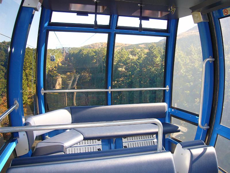 foto_20071113_0927_02.jpg - [de]In der Nachsaison kann man auch mal eine ganze 8er Gondel für sich alleine haben.[en]During off-season it's possible to have the 8 person gondola all by myself.