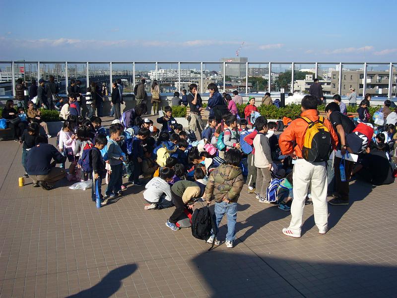 foto_20071118_1332_01.jpg - [de]Die Aussichtsterasse ist von Kindern einer Schule bevölkert.[en]The viewing platform is occupied by the school kids on their excursion.