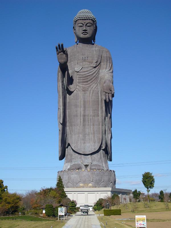 foto_20071119_1204_02.jpg - [de]Der große Buddha auf dem Weg nach Motegi.[en]Stopping at the big Buddha on our way to Motegi.