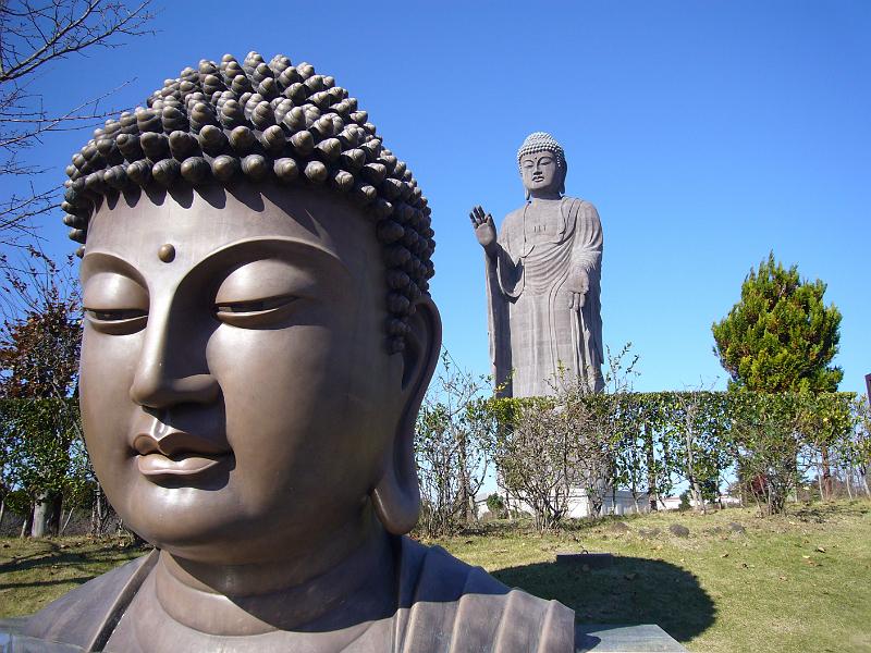 foto_20071119_1233_02.jpg - [de]Und ein Modell des Buddha Kopfes steht im Park, um ein Gefühl für die Dimensionen zu bekommen.[en]A model of the Buddha's head is in the park to get an idea of the dimensions.