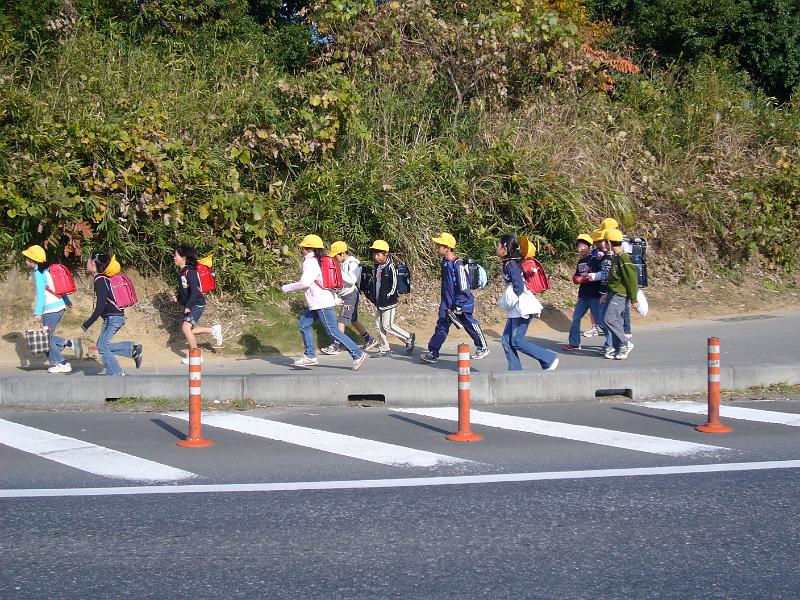 foto_20071119_1258_02.jpg - [de]Die Schulkinder mit den gelben Mützen sieht man immer wieder in Japan.[en]The pupils with their yellow hats can be seen everywhere in Japan.