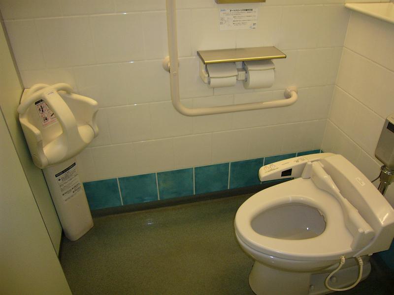 foto_20071120_1154_03.jpg - [de]Hochmodernes WC im Supermarkt mit Kleinkindhalterung.[en]A top modern toilet in a supermarket with a restraint for infants.