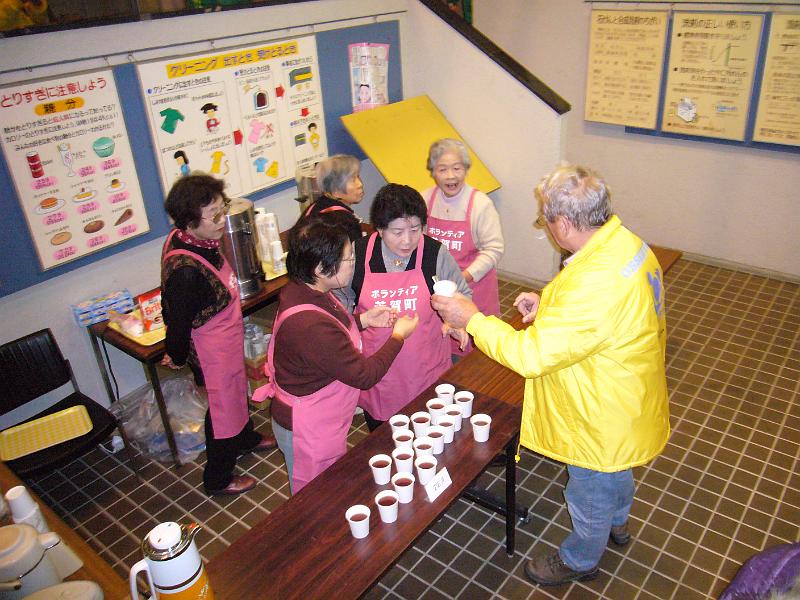 foto_20071121_0509_03.jpg - [de]Zum Frühstück gibt es Tee oder Kaffee.[en]Tea or coffee is served for breakfast.