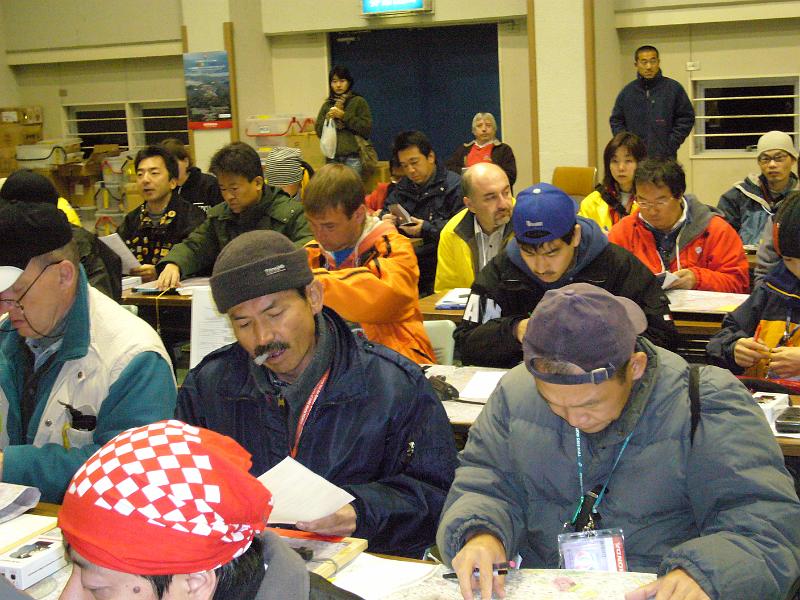 foto_20071121_0532_02.jpg - [de]Alle Piloten sind in die Aufgabenblätter vertieft.[en]All pilots are studying their task sheets.