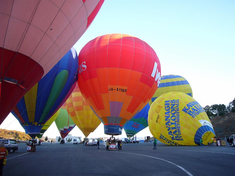 foto_20071121_0658_02.jpg - [de]Aufrüsten am Twin-Ring Motegi zur Morgenfahrt.[en]The balloons are inflated for the morning flight from Twin-Ring Motegi.