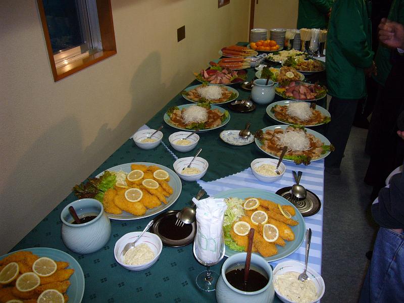 foto_20071121_1926_03.jpg - [de]Und noch mehr Essen ist aufgetischt.[en]And even more food is ready for the crowd.