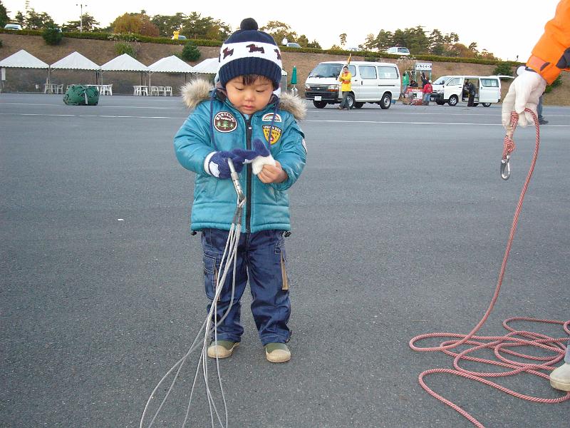 foto_20071122_0630_01.jpg - [de]Ein sehr junger Nachwuchspilot bei der Arbeit.[en]A really young crew member is helping to set up the balloon.