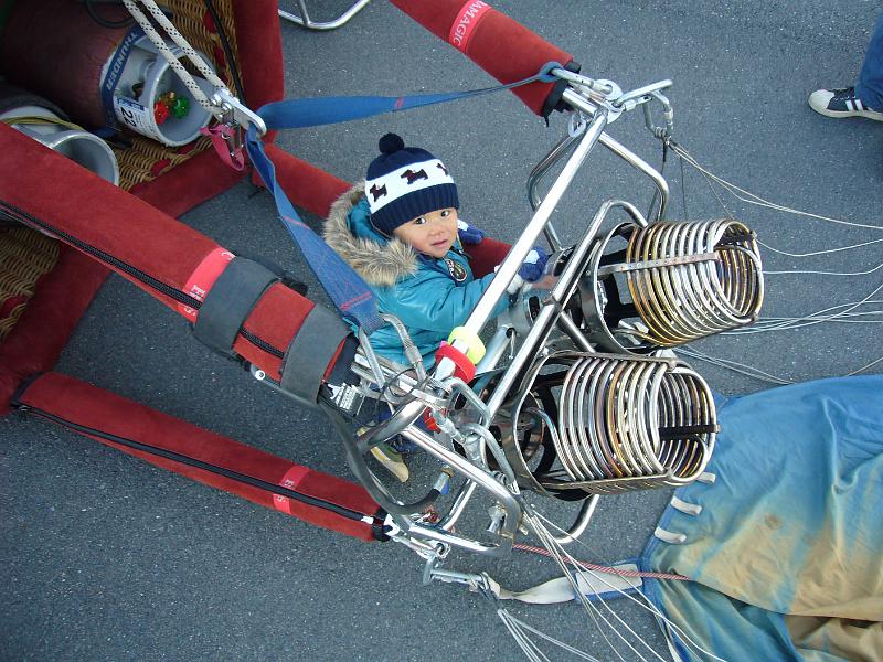 foto_20071122_0713_01.jpg - [de]Aber soweit, um den Brenner bedienen zu dürfen, ist er dann doch noch nicht.[en]But he's not yet allowed to operate the burners, even if he would like to.