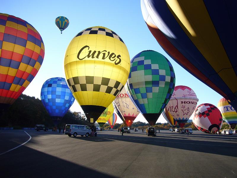 foto_20071122_0734_01.jpg - [de]Und dann geht es los in den Morgenhimmel über Motegi.[en]And then the balloons take off into the morning sky above Motegi.