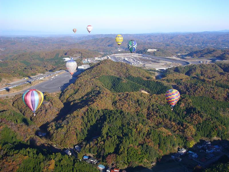 foto_20071122_0747_01.jpg - [de]Es geht vom Twin-Ring in Richtung Süden davon.[en]Moving to the south from Twin-Ring.